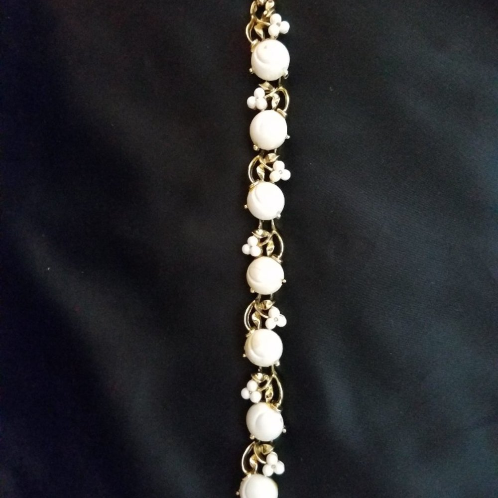 Vintage Lisner White Lucite Bracelet